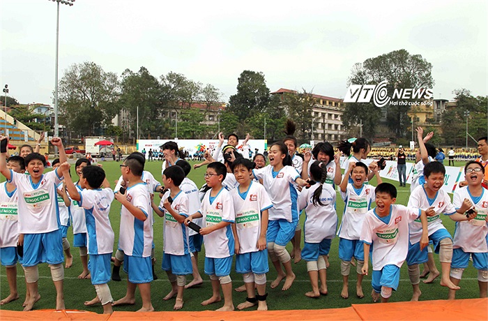 Niềm vui chiến thắng của Đội trường THCS Lê Ngọc Hân.