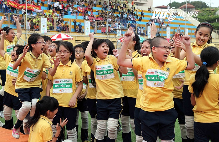 Niềm vui chiến thắng của Đội trường THCS Nguyễn Du.