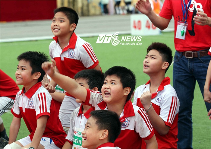 Niềm vui chiến thắng của Đội trường THCS Nguyễn Trãi.