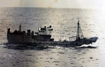 con tàu không số đang vận chuyển vũ khí trên biển