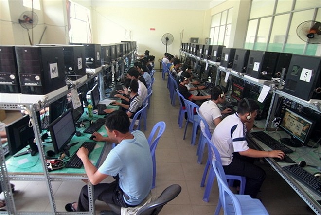 Dịch vụ internet được đầu tư kĩ lưỡng, wifi phủ sóng tất cả các khu của KTX. Các dịch vụ khác như sân bóng nhân tạo, cà phê, các CLB võ thuật, guitar... cũng được đầu tư phục vụ nhu cầu sinh viên