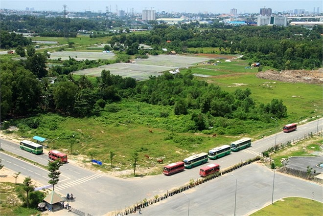 Các tuyến xe buýt ở ngay cổng KTX đưa sinh viên đến mọi địa điểm trong thành phố, đặc biệt trong năm học mới KTX bố trí xe chuyên dụng để đưa đón sinh viên từ khu A qua khu B từ 21-23h (15-30 phút/chuyến) và ngược lại.