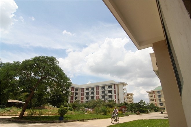 Khu B có 20 nhà, sức chứa 10.000 sinh viên. Dự kiến đến năm 2015, có thể cung cấp 60.000 chỗ ở, riêng trong năm học mới năm 2013, cả hai khu cung cấp hơn 16.000 chỗ ở cho sinh viên.