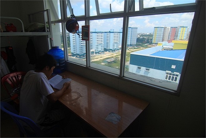 Trung bình mỗi sinh viên sẽ được ở 4-5 m2. Sinh viên chỉ cần mang giấy báo nhập học, CMND, biên lai học phí tại trường để nhận thẻ nội trú, nhận phòng.