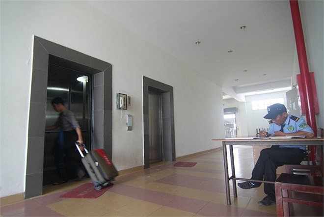 Hệ thống an ninh được đảm bảo nghiêm ngặt, từng dãy nhà đều có bảo vệ làm việc 24/24. Ở khu B, sinh viên được sử dụng hệ thống thang máy hiện đại với 12 tầng.