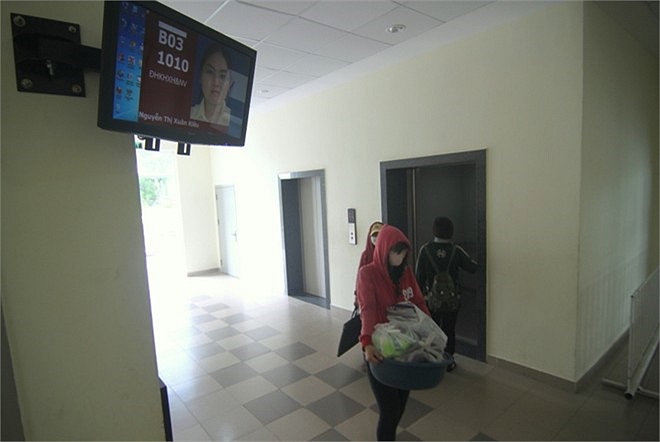 Mỗi bạn trẻ ra vào KTX đêu phải quét thẻ nhận dạng.