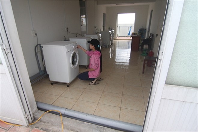 Cả hai khu KTX đều trang bị máy giặt, dịch vụ giặt ủi chỉ 7.000 đồng/kg. Bên cạnh đó, tại KTX còn có các dịch vụ dọn dẹp và đổ rác tận phòng.