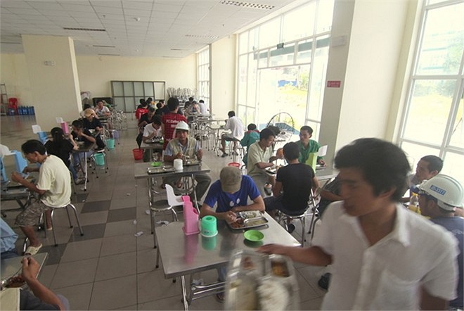 Sinh viên không được tự nấu nướng trong phòng, ở mỗi nhà đều có căn tin phục vụ nhu cầu ăn uống. Trong ảnh là phòng ăn của nhà B2, KTX khu B.