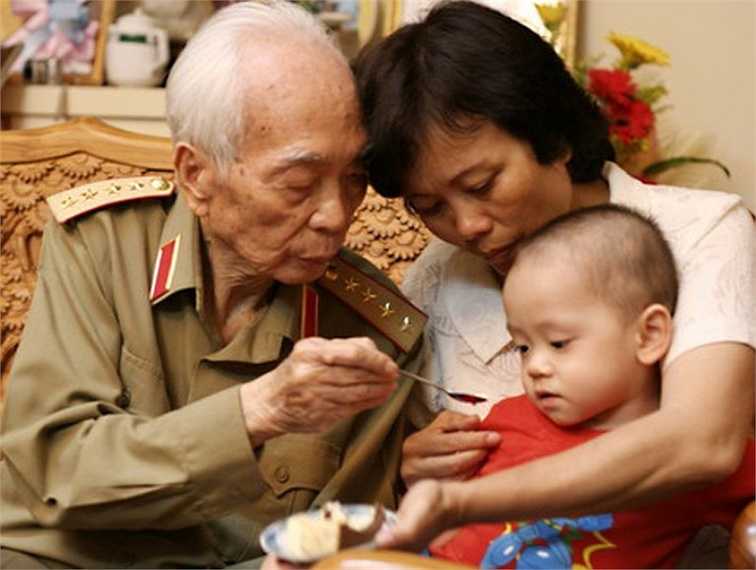 Đại tướng Võ Nguyên Giáp với cháu nội và con gái Võ Hồng Phúc năm 1994. 