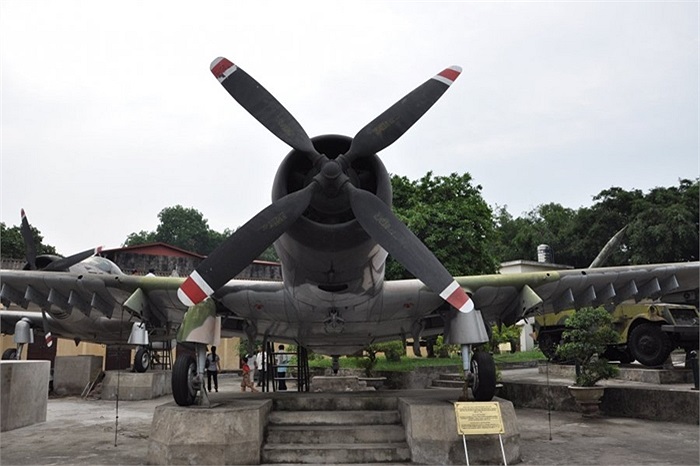 Một chiếc máy bay còn nguyên vẹn của Không quân Mỹ