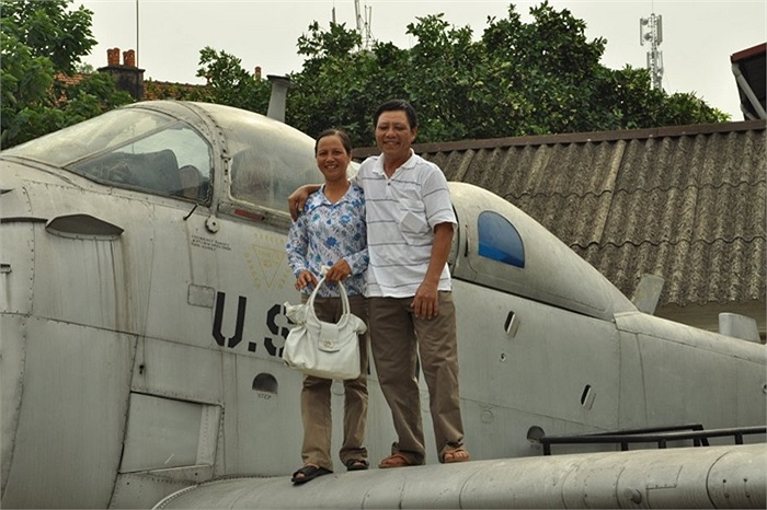Cặp vợ chồng người Việt Nam chụp ảnh kỷ niệm với máy bay Hải quân Mỹ