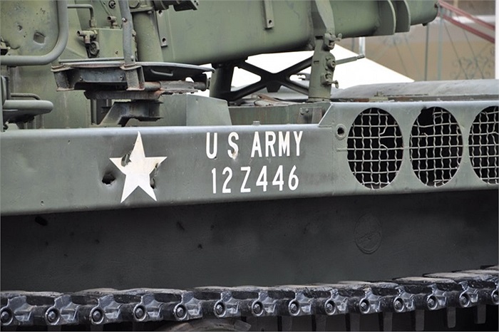 Những vết lõm do đạn bom gây ra trên thân của khẩu pháo hạng nặng