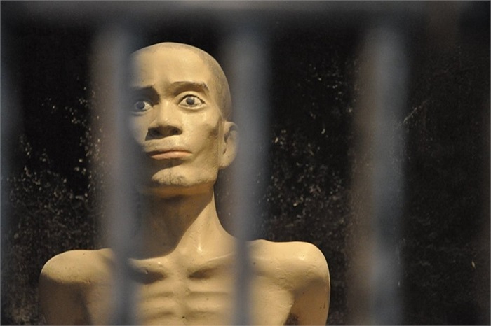 Một mẫu tù nhân Việt Nam đằng sau song sắt của nhà lao