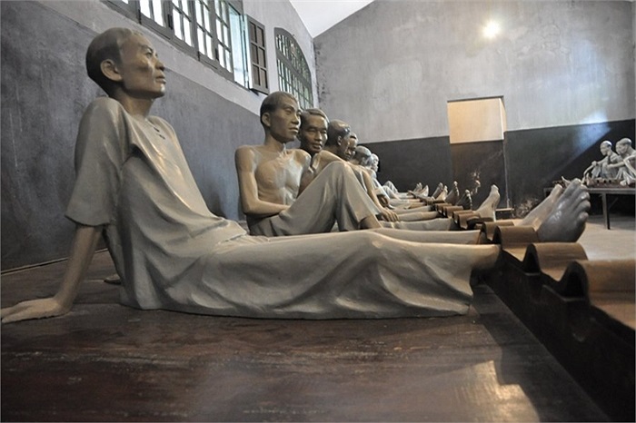 Các tù nhân Việt Nam với cùm sắt bọc quanh chân