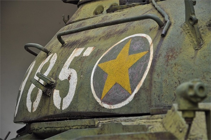 Các du khách đến tham quan có thể xem từng chi tiết của loại xe tăng nổi tiếng này của Quân đội nhân dân Việt Nam