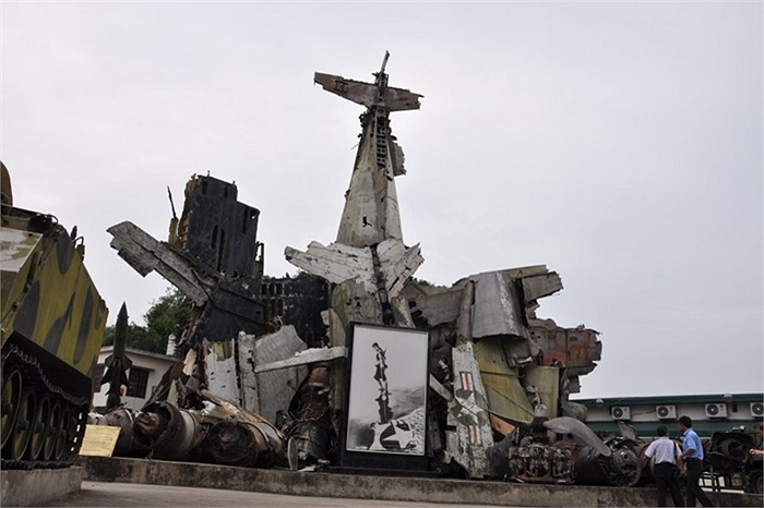 Giữa sân Bảo tàng Quân sự là một tác phẩm được ghép từ nhiều thiết bị quân sự với nhau