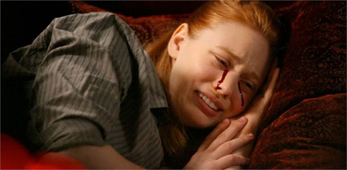 Cũng nằm trong số đó, là cô bé có tên là Twinkle. Twinkle là một người bình thường như bao đứa trẻ khác, nhưng đột nhiên một ngày khuôn mặt em bị nhuộm đỏ vì máu trên đôi mắt tiết ra. 