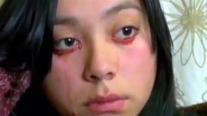 Người dân nơi cô sống theo đạo Hindu thì nghĩa rằng cô là hiện thân của thánh sống và khi gặp cô trên đường hay ở bất kỳ nơi nào họ đều ngả mũ cúi chào, tôn kính. Điều đó làm cho cô vô cùng bất ngờ.