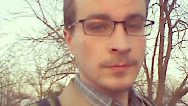 người đàn ông ăn hạt thông để sống sót