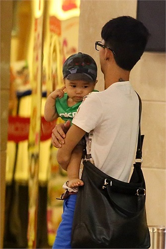 ...từ chuyện vất vả phẫu thuật, đến tình yêu với bạn trai lâu năm và mới nhất là chuyện xin con nuôi.