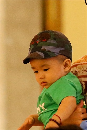 Cậu bé có tên ở nhà là Tin. Con nuôi của Lâm Chi Khanh trông rất kháu khỉnh, tính cách hiếu động, tinh nghịch. 