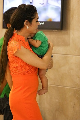 Hình ảnh mẹ con Lâm Chi Khanh bị ống kính bắt gặp chiều qua: