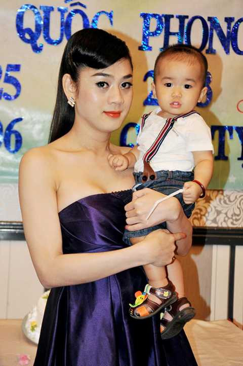 Lâm Chi Khanh sinh nhật con, Angela Phương Trinh ‘nổ’?