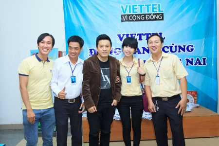 Lam Trường chụp hình lưu niệm cùng anh em tham gia đêm nhạc 