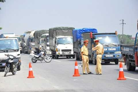 Lao vào xe tải đang đỗ, hai thanh niên chết thảm