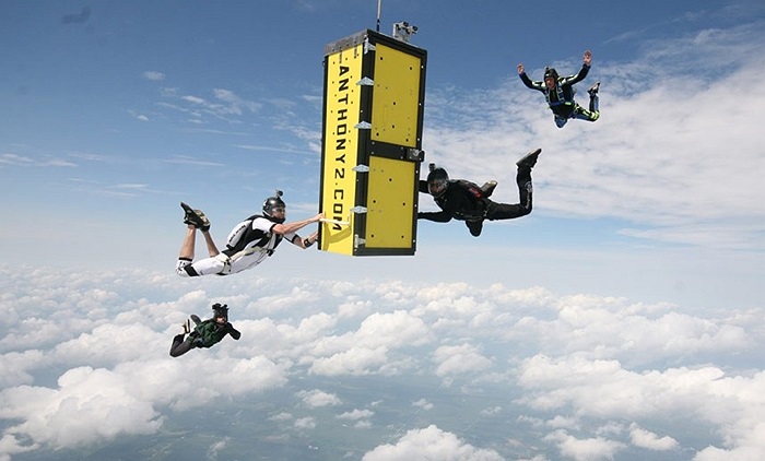 Nhà ảo thuật Anthony Martin tự còng tay và nhốt mình trong một chiếc hộp và thả rơi tự do để bắt đầu màn trình diễn trên bầu trời Ottawa, Canada