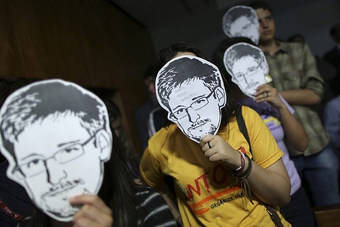 Người dân mang mặt nạ Edward Snowden trước khi diễn ra cuộc họp quốc hội Brazil về các chương trình giám sát NSA
