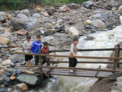  Một cây cầu tạm được đoàn viên thanh niên địa phương và bà con nhân dân dựng lên cho học sinh đi dự lễ khai giảng năm học mới