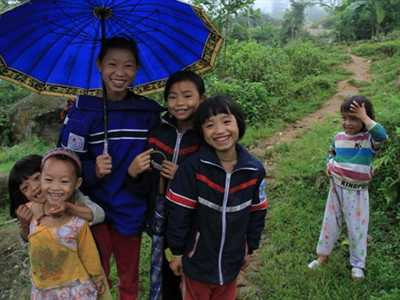  Các em nhỏ ở Bản Khoang trước ngày khai giảng muộn. Ảnh: Trường Phong