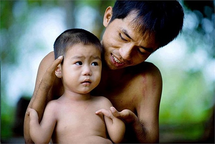 Tình cha con. 'Hãy cảm ơn vì bạn có một người cha hoàn hảo và một đôi tay đầy đủ' là thông điệp của bức ảnh.