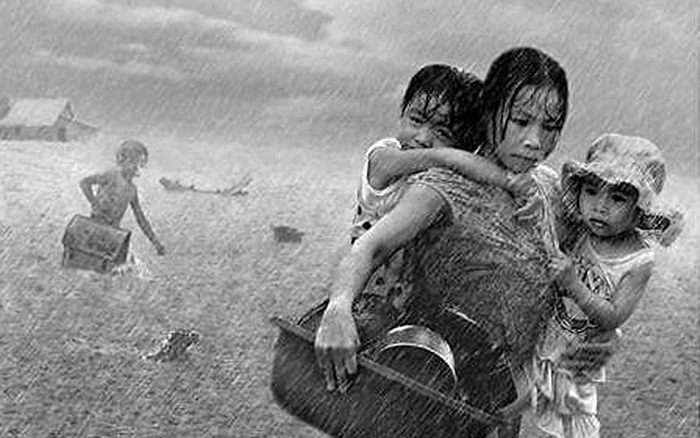 Lời chia sẻ xúc động của một thành viên khi nhớ về ngày bão lũ nơi quê nhà: 'Con hiểu tổ ấm không nhất thiết là nhà cao, cửa rộng. Tổ ấm là nơi nào có trái tim của người mẹ sưởi ấm cho con. 'Màn trời chiếu đất' cũng là tổ ấm, khi mẹ luôn ở bên, ôm tr