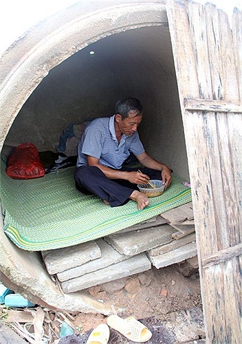 Chú Nguyễn Hữu Định, người cha của thủ khoa ĐH Y Hà Nội Nguyễn Hữu Tiến đã ở vỉa hè, ống cống suốt 10 năm nay, lam lũ nuôi con ăn học. Hình ảnh này khiến nhiều người xúc động trong mùa thi đại học năm nay.