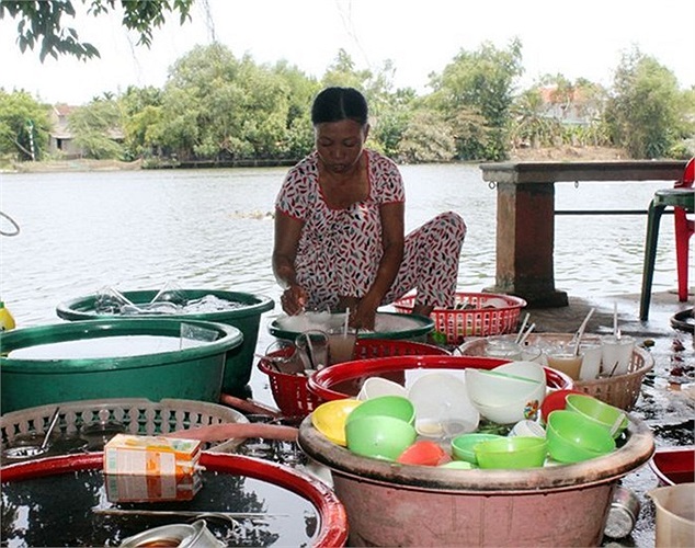 Cô Trần Thị Sữa lam lũ nuôi nữ sinh mang tên Ô Xin ăn học, thi đỗ hai trường đại học. Ở trong căn nhà 10m2, một mình làm thuê, công lao của cô khiến nhiều dân mạng rơi nước mắt.