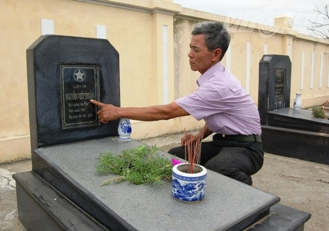 ‘Liệt sỹ’ bất ngờ trở về bên phần mộ khắc tên mình