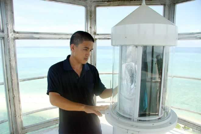 Nguyễn Văn Thuấn đang làm nhiệm vụ trên đỉnh hải đăng.