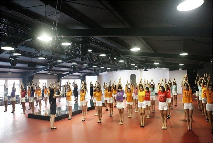 Giáo viên đào tạo các thí sinh là một siêu mẫu