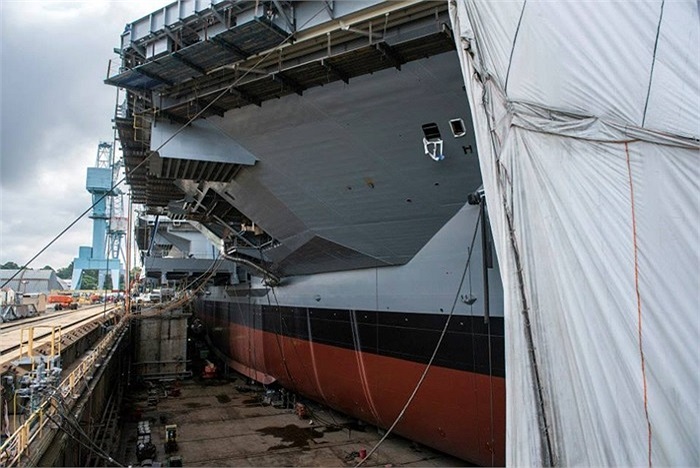 Trang quân sự của Hoàn cầu thời báo (Trung Quốc) vừa đăng tải loạt ảnh mới nhất về tiến độ đóng tàu sân bay USS Gerald.R. Ford 'khủng' của Mỹ