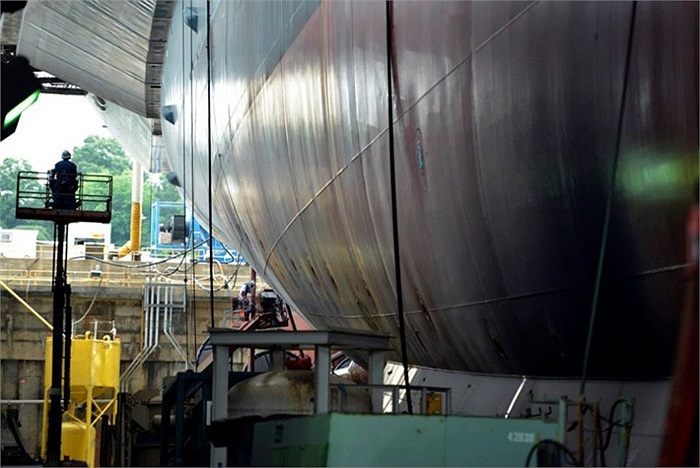 Cận cảnh tàu sân bay Gerald R.Ford trong xưởng đóng tàu ở Mỹ