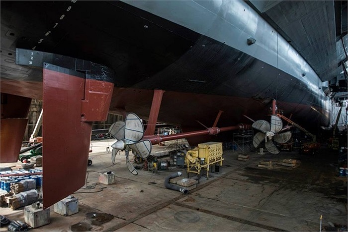 Tàu có trọng lượng 112.000 tấn, rộng khoảng 76 m