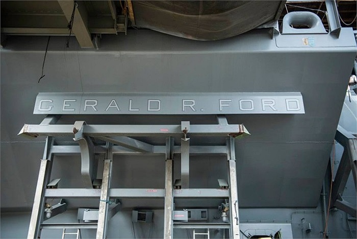 Hàng chữ khắc tên con tàu