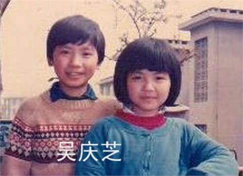 Năm 15 tuổi, Lưu Đào gia nhập đoàn văn nghệ quân đội Nam Kinh và học ca hát, vũ đạo, biểu diễn.