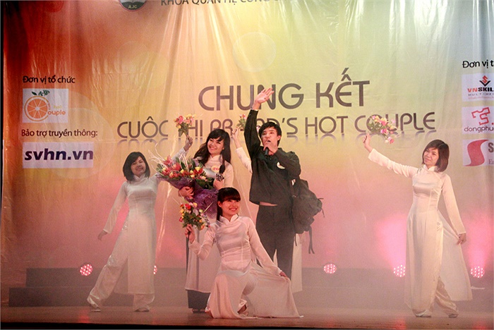 Các cặp đôi dự thi không nhất thiết phải là đôi nam nữ; hay cùng tuổi.