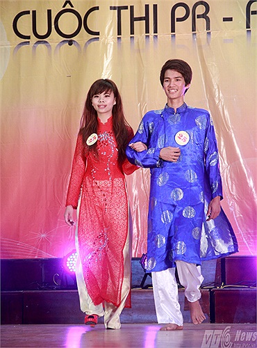 Các thí sinh luôn tỏ ra tự tin khi trình diễn trang phục truyền thống của dân tộc