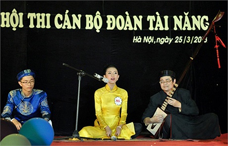 Nguyễn Thanh Thảo, lớp 11A1 trường THPT Việt Đức đã gây ấn tượng mạnh khi thể hiện màn hát ca trù cùng người bố đệm đàn và ngưỡi gõ trống chầu là anh ruột.