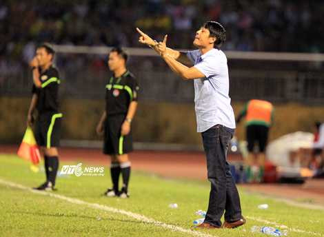 HLV Hữu Thắng hướng tới chức vô địch thứ 2 cùng SLNA (Ảnh: Q.M)