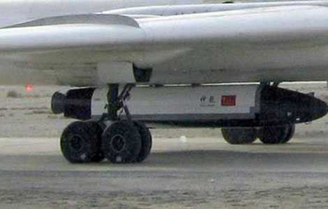 Tàu vũ trụ không người lái Shenlong dưới bụng máy bay H-6.